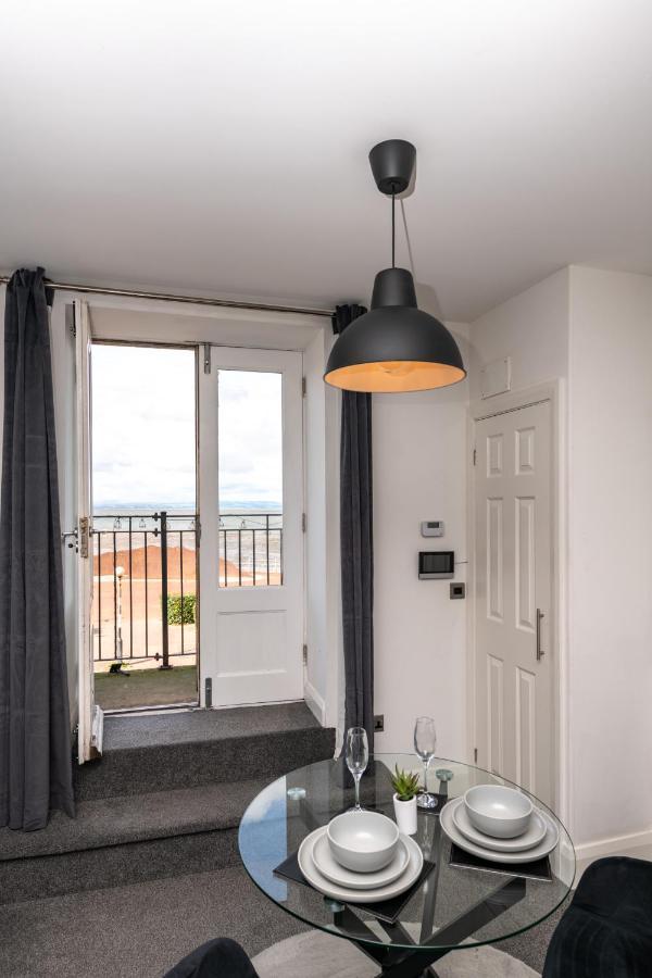 The Croston Balcony Apartment- Located On The Central Promenade, Beach Front And Sea Views Morecambe Exterior photo